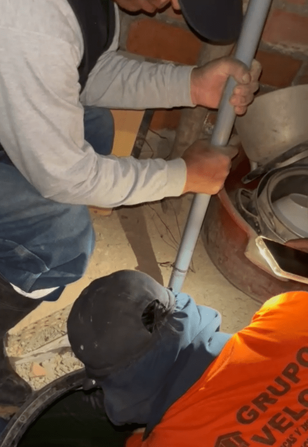 Instalación de tanque elevado con base metálica