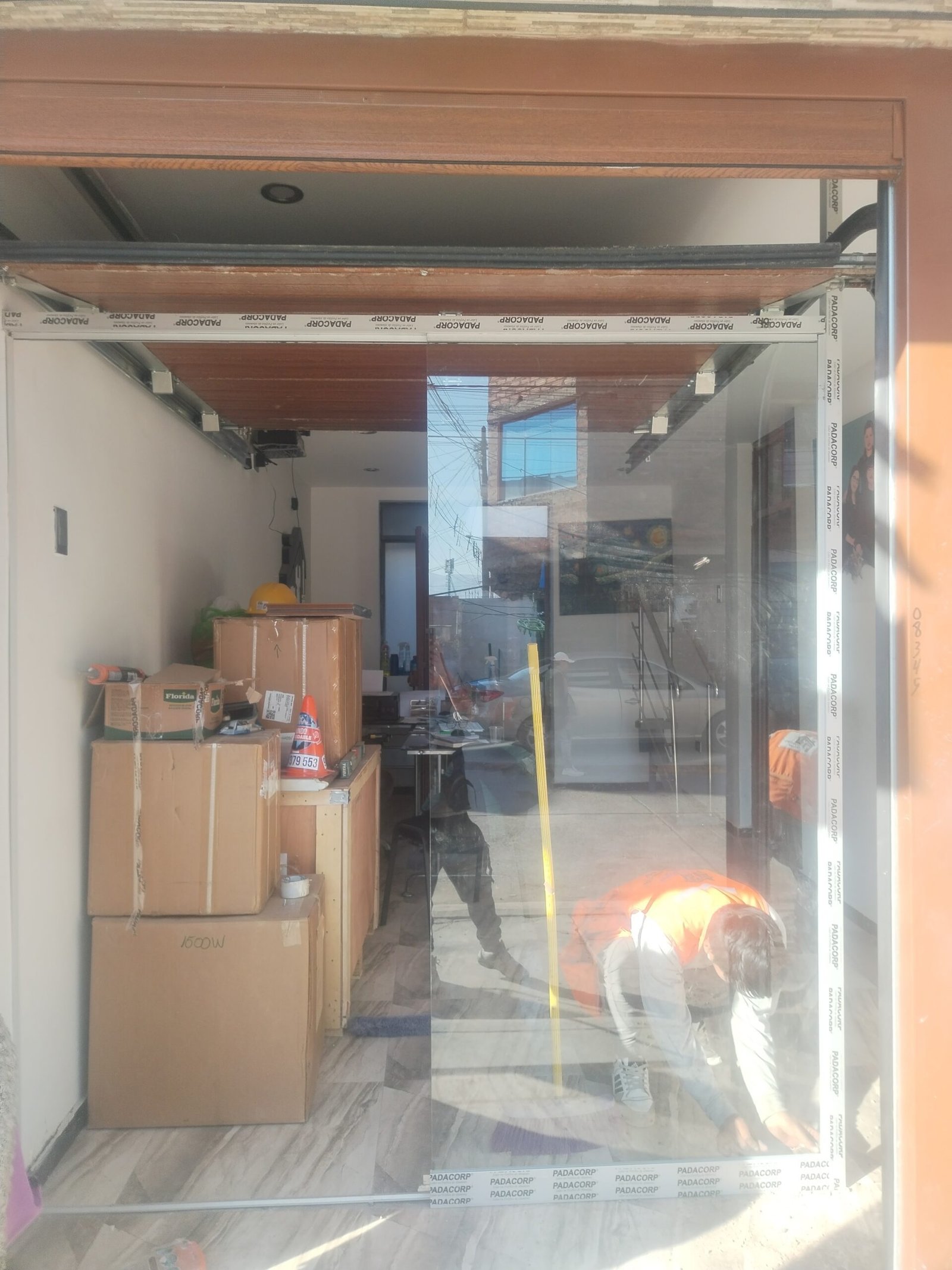 Puerta metálica con acabado anticorrosivo