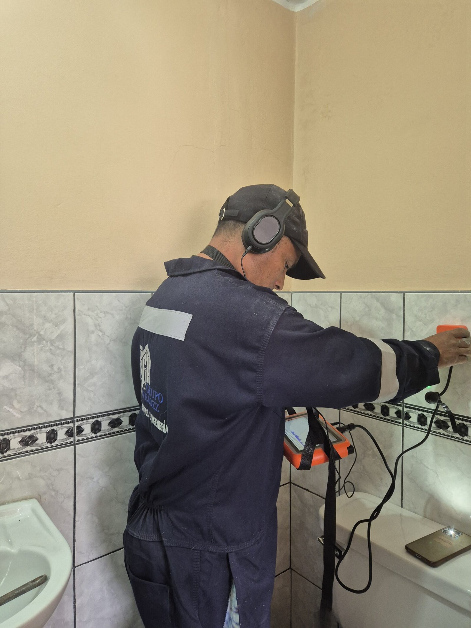 Resane en pared por fuga de agua caliente