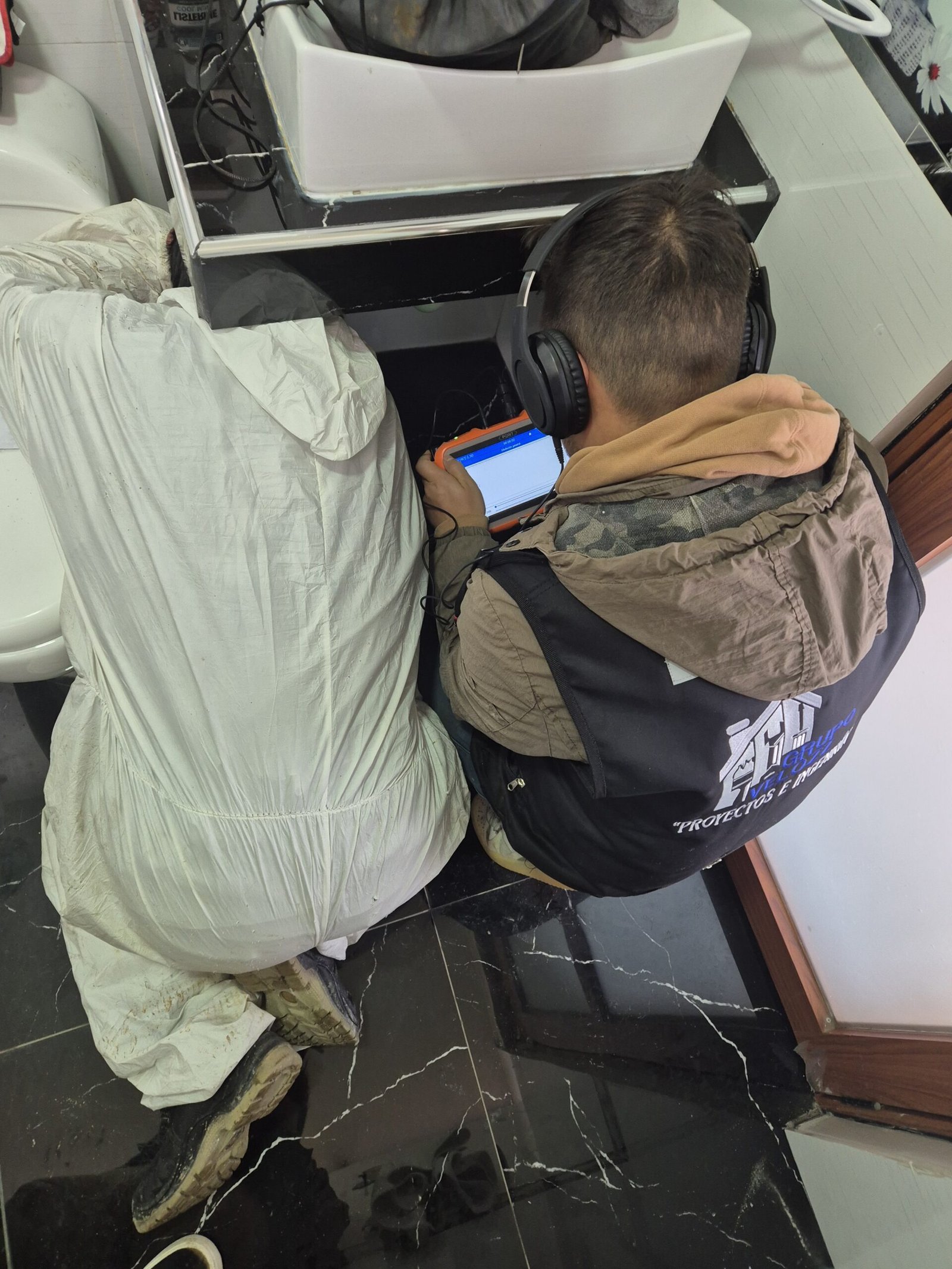 Filtración en tubería de desagüe bajo piso